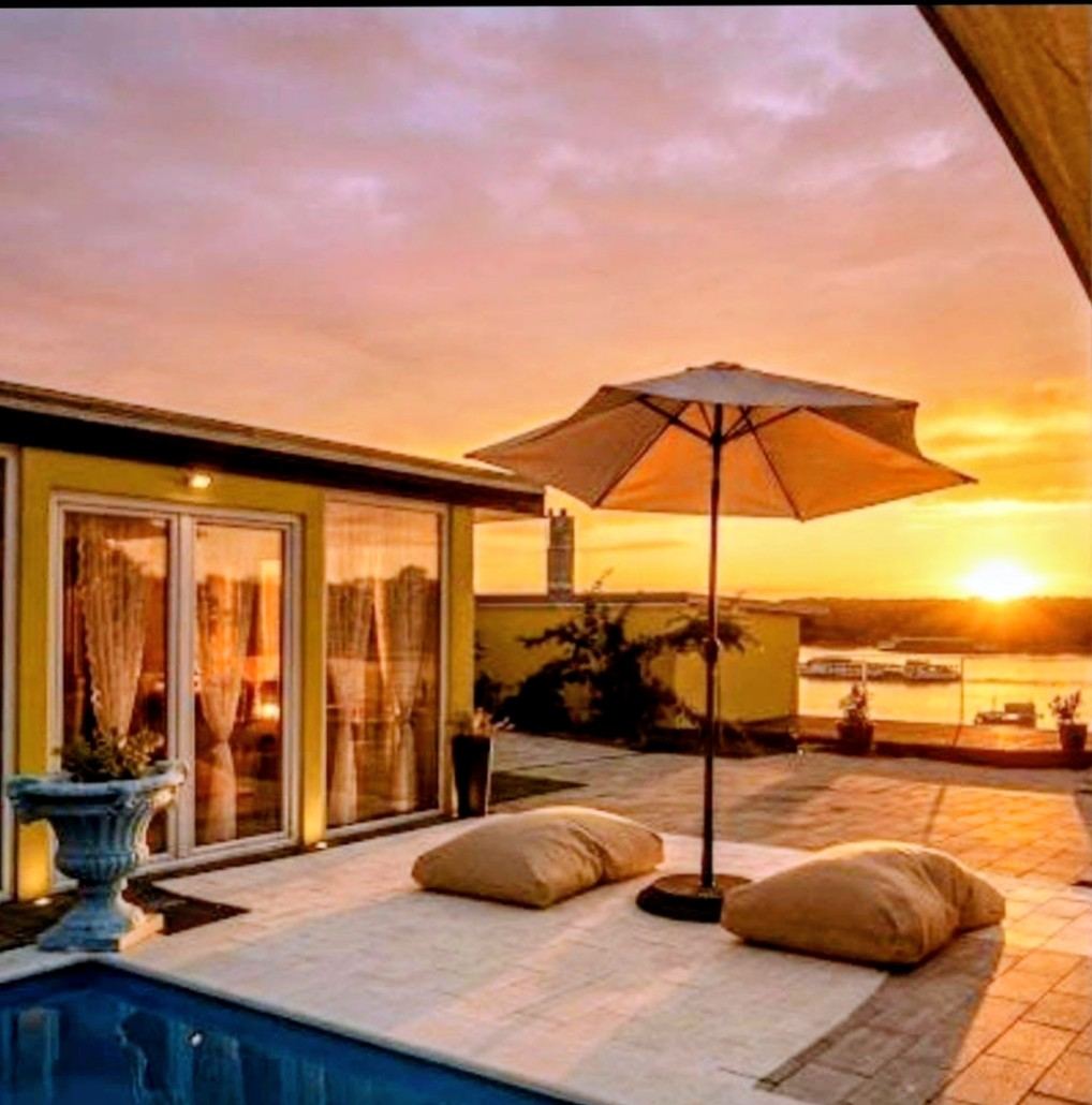 Bungalow mit Pool bei Sonnenuntergang
