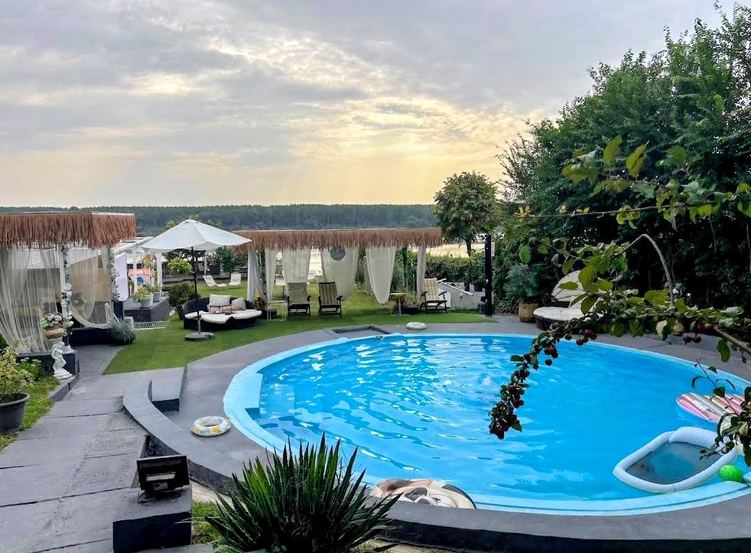 Runder Pool und Lounge