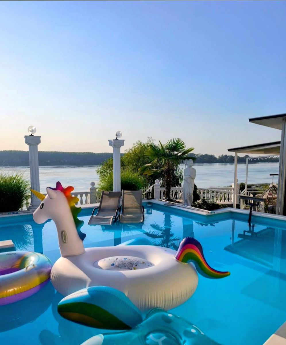 Pool an einem Sommermorgen