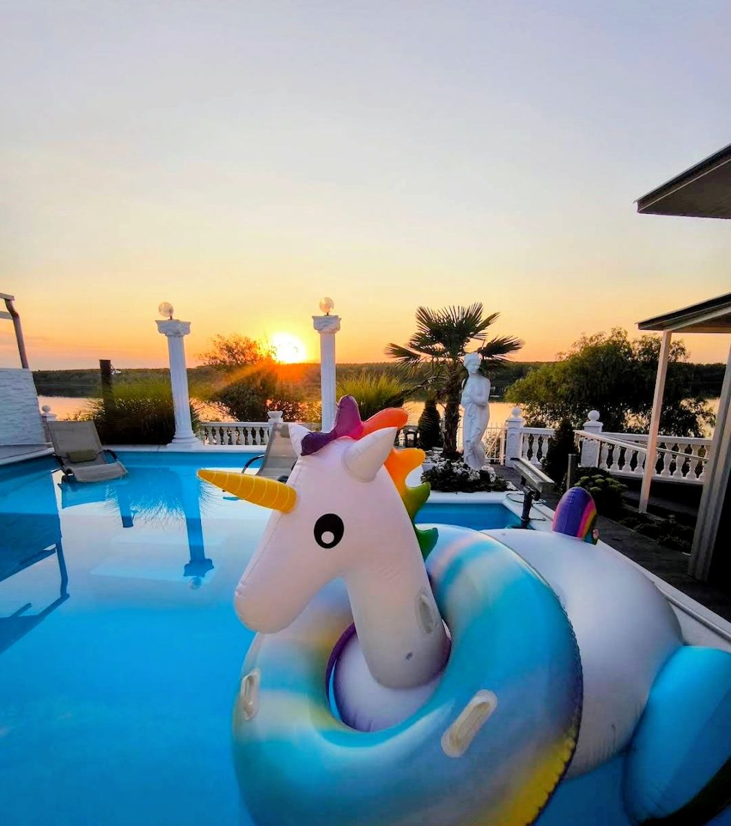 Pool im Abendlicht
