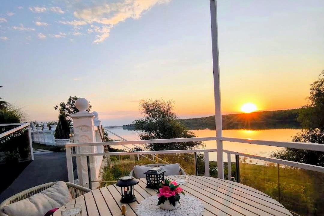 Terrasse mit Blick auf den Sonnenuntergang über der Donau